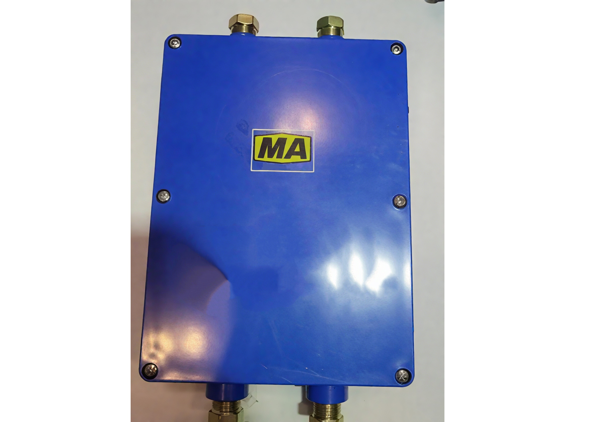 Distribution box for intrinsically safe circuit
